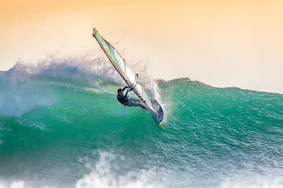 persona, windsurf, durante el día, grandes olas, al atardecer, luz de fondo, spray, costa de origen ujung, el océano Índico, la isla de Java