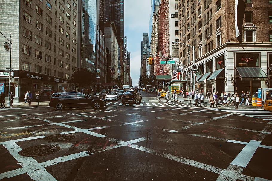 gran angular, toma, tomada, cruce de tráfico, Manhattan, Nueva York, tiro, urbano, coche, Estados Unidos