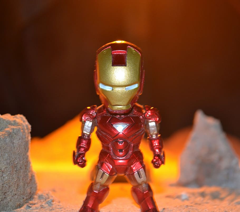 figura de bobblehead do homem de ferro, superficial, fotografia de foco, super-herói, super, herói, homem de ferro, robótico, em pé, pedras
