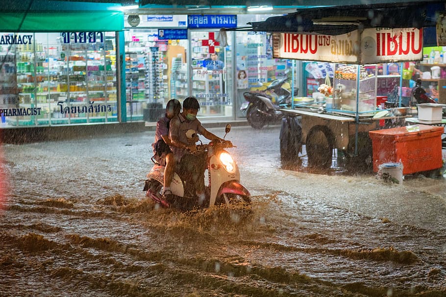 dois, pessoas, motoneta, meio, inundação, chuva, pesado, extremo, clima, ruim