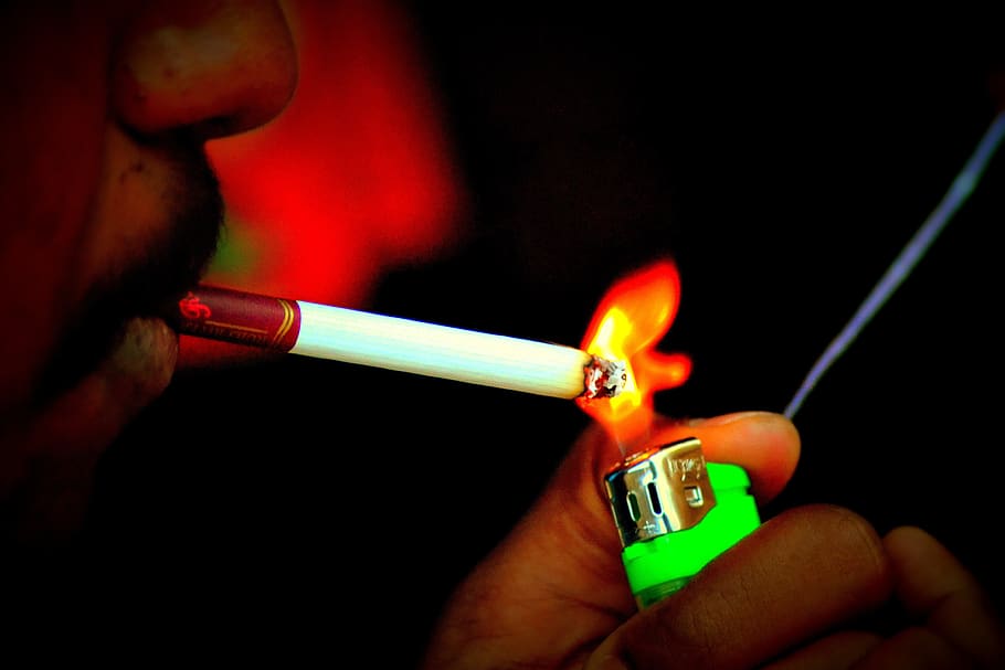 cigarro, isqueiro, fumaça, inflamável, chama, fogo, mão, queimando, mão humana, fogo - fenômeno natural