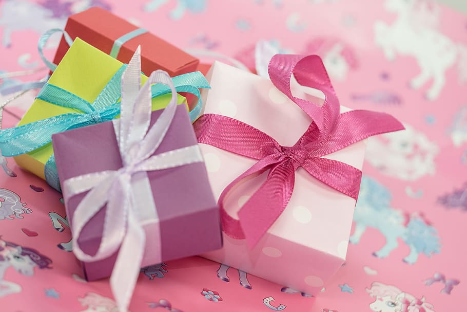 quatro, caixas de presente de cores sortidas, superfície, pacote, laço, presente, feito, laço de pacote, natal, decoração de natal