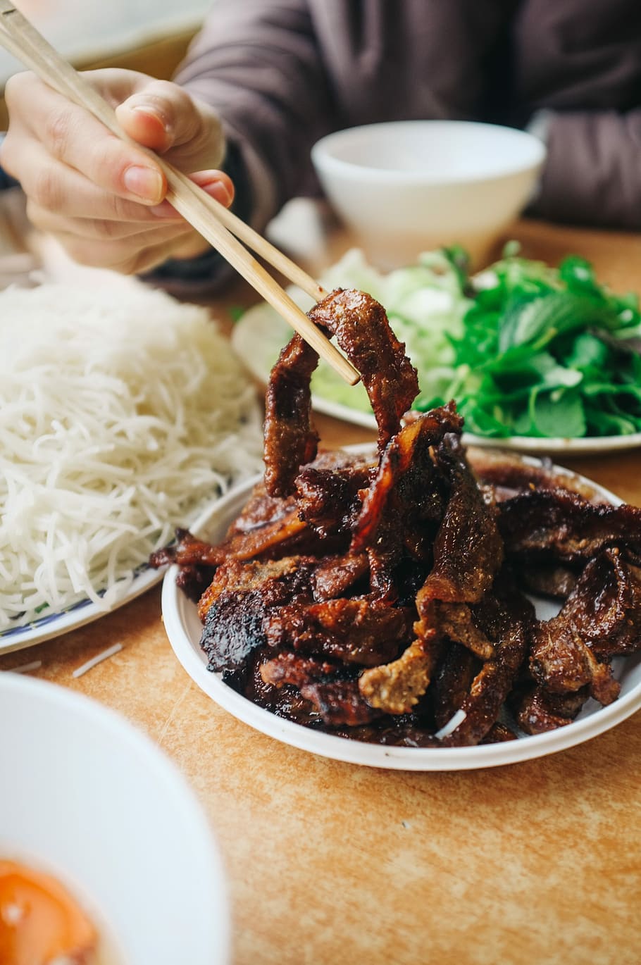 vietnamita bun cha, comer, vietnamita, bun cha, cerrar, comer fuera, manos, hierbas, carne, fideos