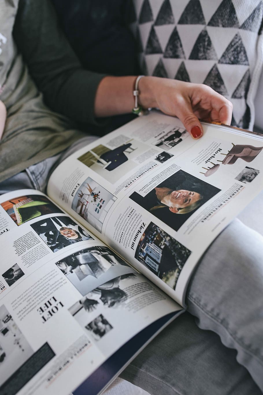 revista de diseñador, sofá, mujer leyendo, diseñador, revista, mujer, lectura, estilo, diseño, negocios
