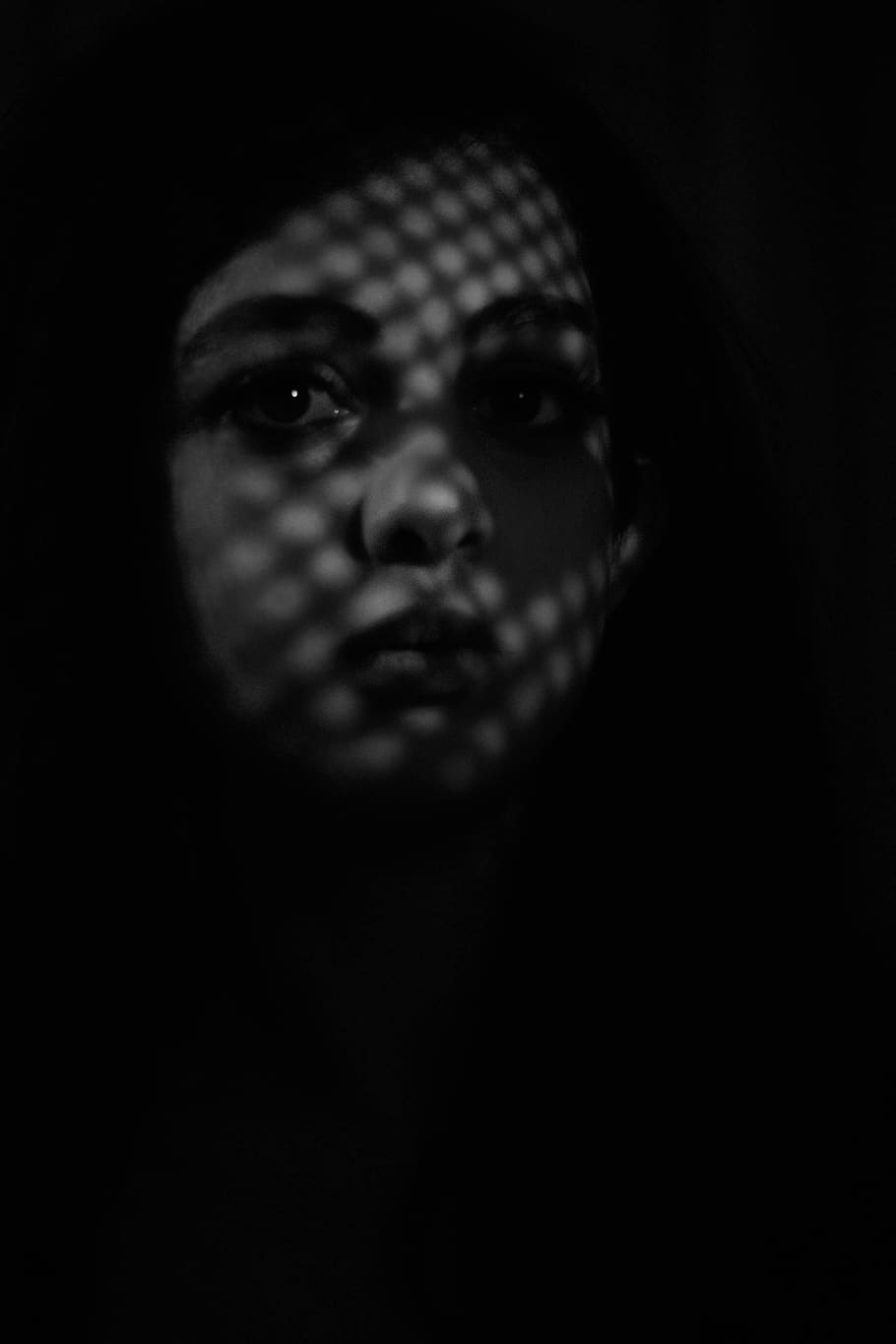 mulher, rosto, sombra, escuro, sombrio, assustador, retrato, temperamental, bw, preto e branco