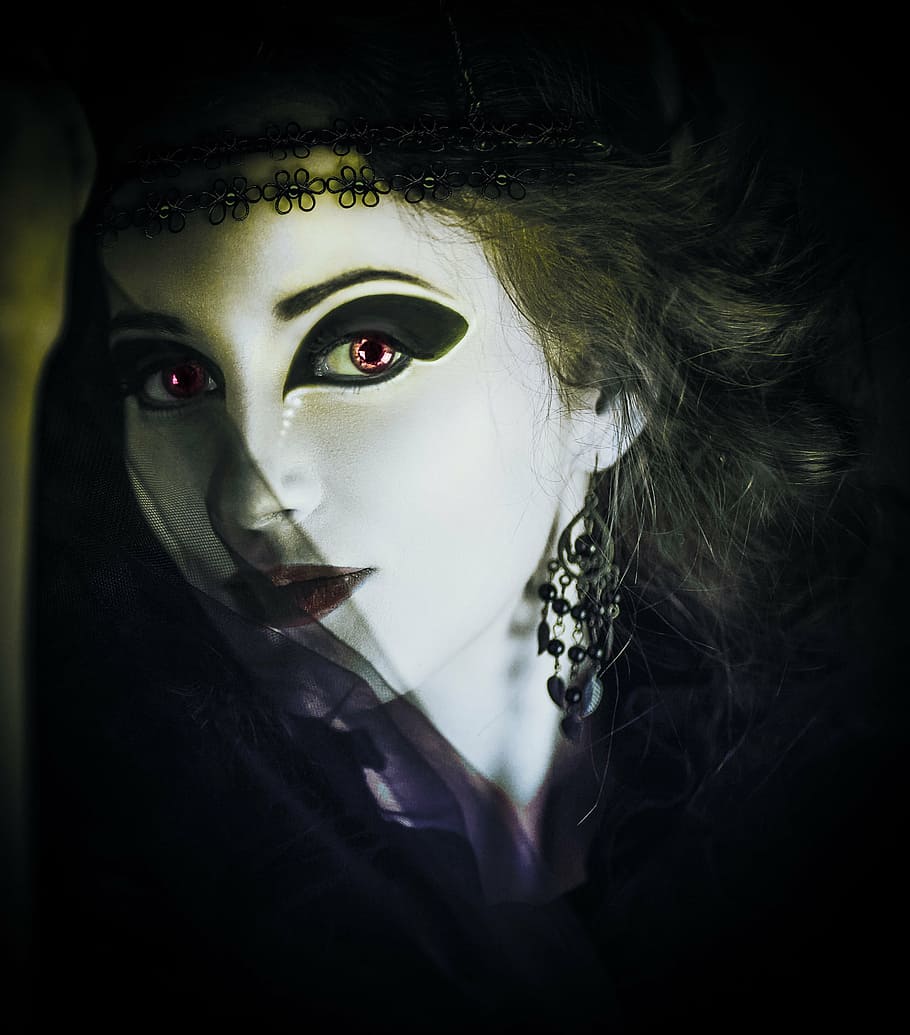 fotografía de retrato, mujer, vistiendo, rojo, lentes de contacto, gótico, oscuro, horror, fantasía, niña