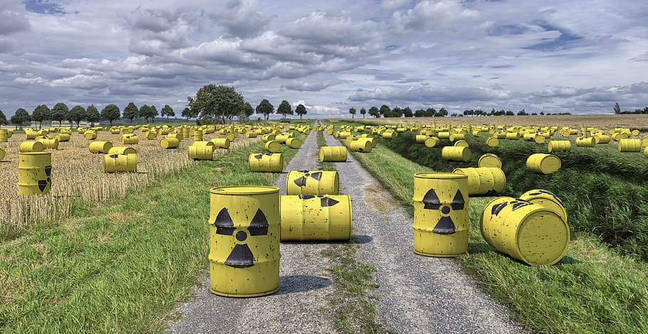 黄色, 金属タンクコンテナー, 緑, 芝生フィールド, 核廃棄物, 放射性ゴミ, 最終, 核廃棄物キャスク, バレル, 構成