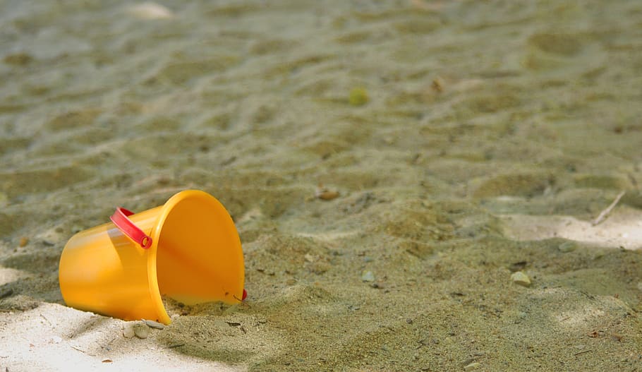 praia, areia, praia fluvial, diversão, crianças, jogar, balde, amarelo, verão, atividades de verão
