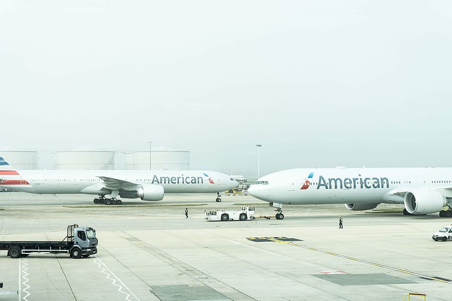 Foto, dos, aviones aéreos estadounidenses, estadounidense, aire, aviones, avión, avión comercial, aeropuerto, transporte