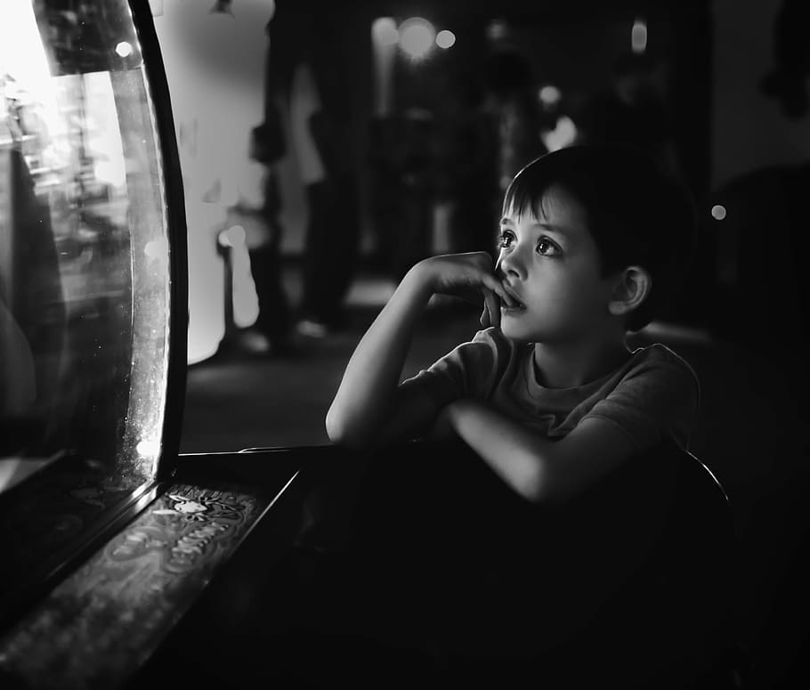 foto em escala de cinza, menino, inclinando-se, madeira, mesa, pensando, pensativo, criança, pensar, procurando
