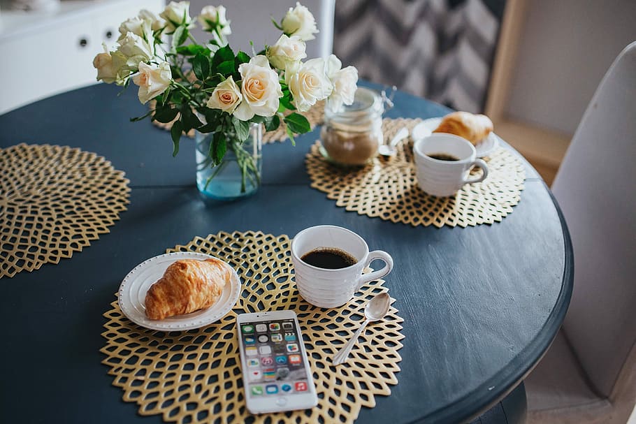 mesa redonda de café da manhã, branca, flores, douradas, tapetes de café, redonda, café da manhã, mesa, café, tapetes