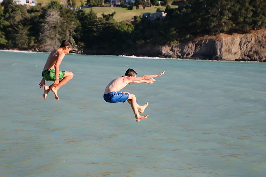 dois, meninos, saltando, corpo, agua, criança, atividade, ativo, ação, mergulho