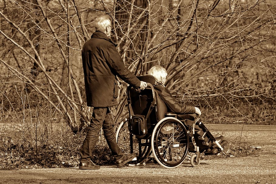 hombre, sentado, silla de ruedas, al lado, árbol, mujer, personas, ancianos, caminando, sendero