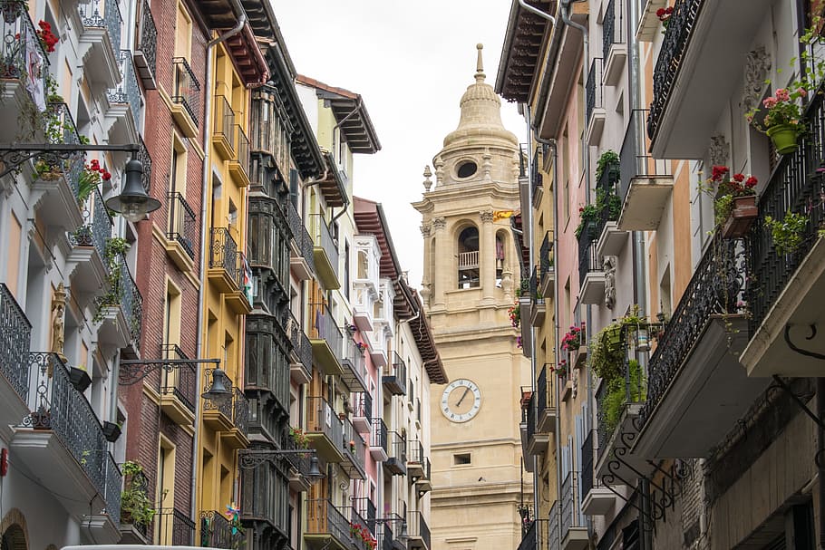 bajo, ángulo de fotografía, color beige, reloj de la torre, España, Santiago, Camino, Pamplona, ​​camino de santiago, arquitectura