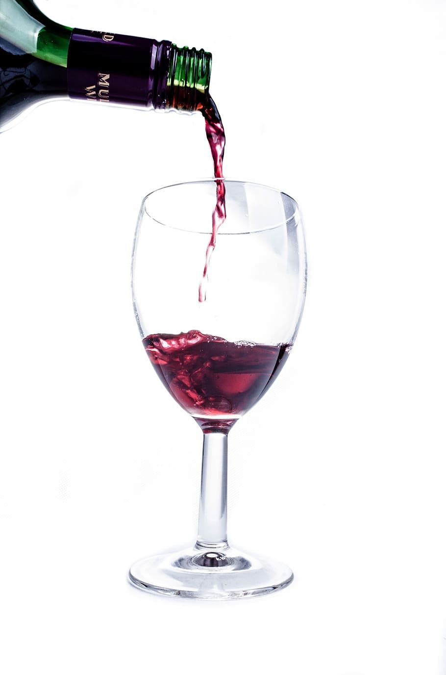 Rojo, vino, verter, copa de vino, vidrio, salpicaduras, close-up, bodega, blanco, a su vez