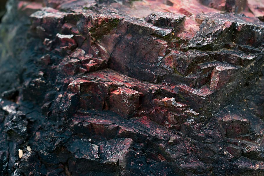 batu, bijih, batu merah, batu hitam, batu merah dan hitam, mengandung mineral batu, batu poligon, batu bentuk tidak beraturan, close-up, tidak ada orang