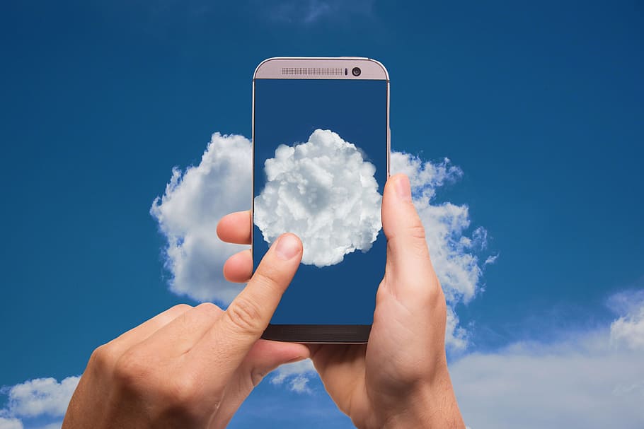 persona, tomando, foto, usando, gris, HTC, uno, m8, teléfono inteligente m 8, nube