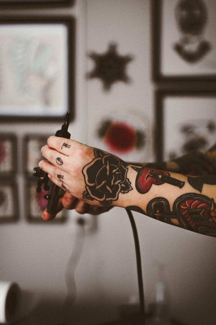 seletivo, fotografia de foco, pessoa, mão, preto, tinta, tatuagens, braço, corpo, tatuagem
