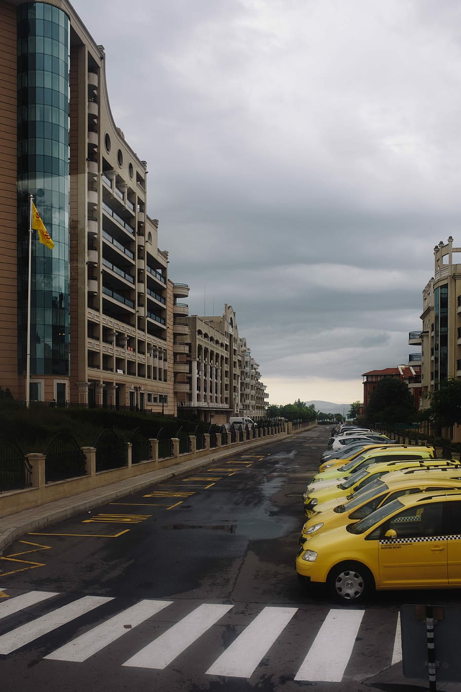 Amarillo, estacionado, taxi amarillo, taxi, esperando, tarifa, pueblo, ciudad, calle, pomorie