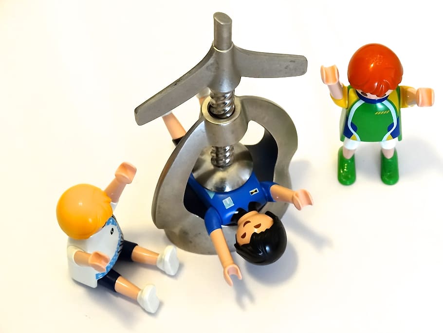 três mini-figuras, quebra-nozes, playmobil, pressão, prensas, figuras, acidente, estresse, pedir ajuda, ajuda