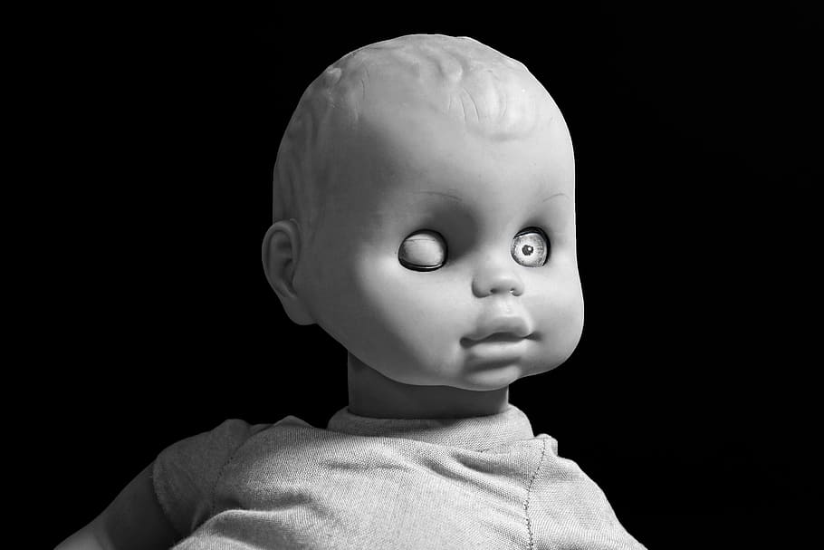 foto en escala de grises, muñeca infantil, muñeca, cara, retrato, retrato de muñeca, juguete, juguete de niña, ojos, ojo abierto