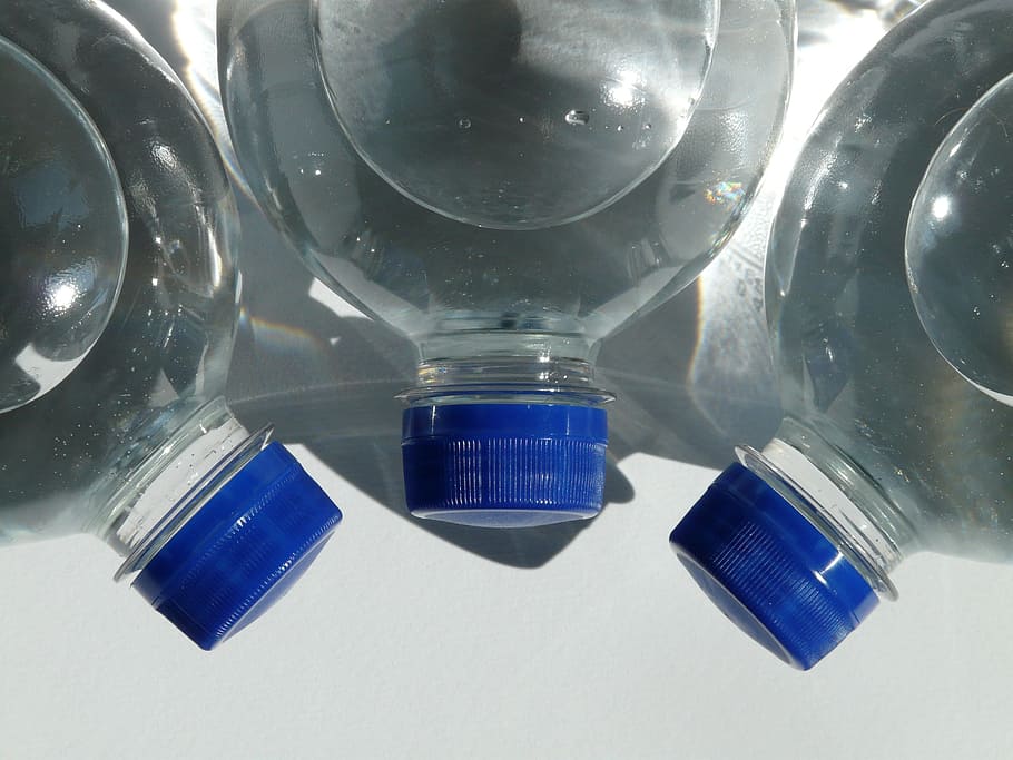 primer plano, vista, tres, botellas de agua, botellas, botella de plástico, botella, agua mineral, agua, transparente