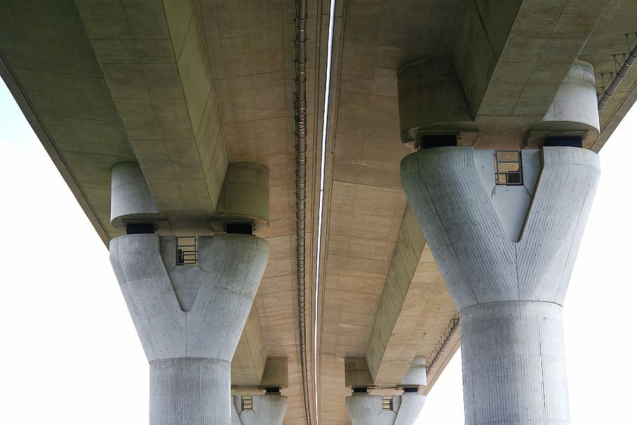 bajo, fotografía en ángulo, gris, concreto, puente, durante el día, arquitectura, acero, grande, sistema de transporte