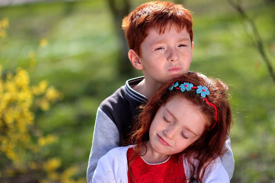 selective, focus photography boy, behind, girl, closing, eyes, brother, sister, red hair, freckles