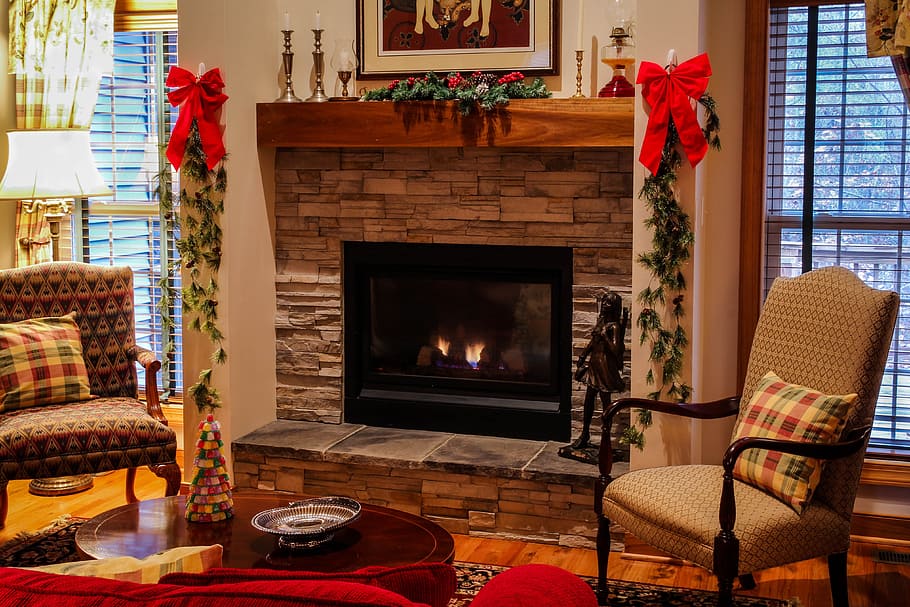 камин, декор рождественского сезона, рождественский сезон, декор, гостиная, уютная, рождество, стулья, сидения, каменный камин