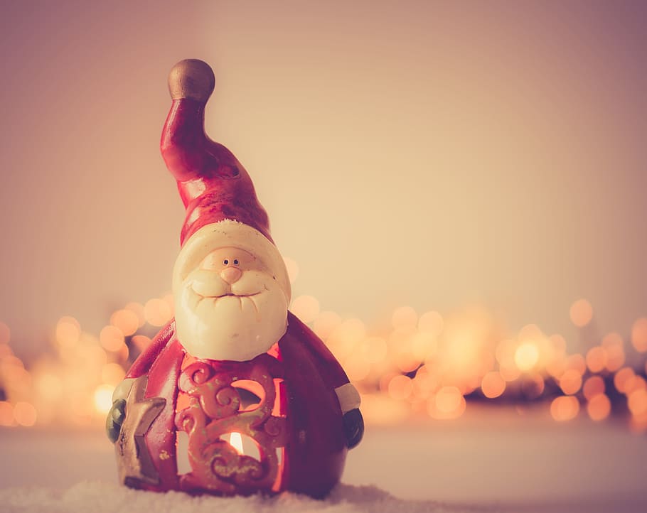 closed-up photography, santa claus figurine, background, christmas, wallpaper, creative, snow, happy holidays, santa claus, decoration