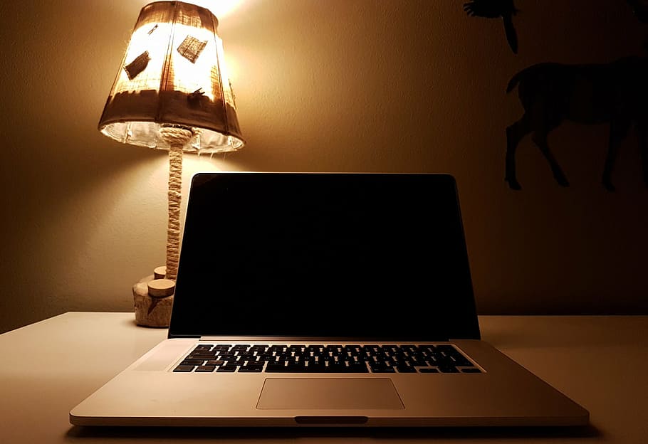 convertido, computadora portátil, gris, escritorio, macbook, pro, al lado, mesa, lámpara, computadora