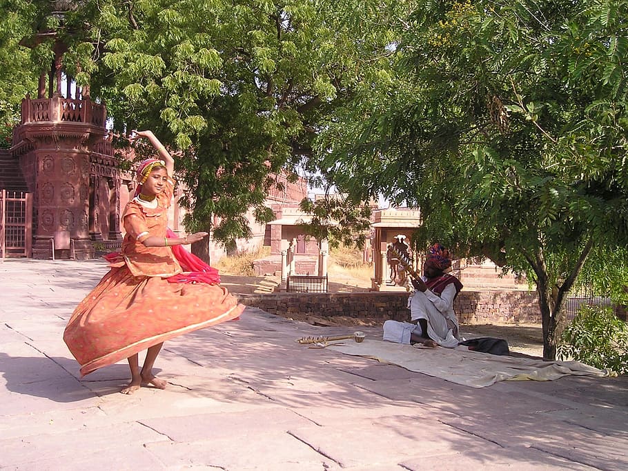 woman dancing, pavement, India, Dance, Child, Street, Street Musician, child, road, music, people