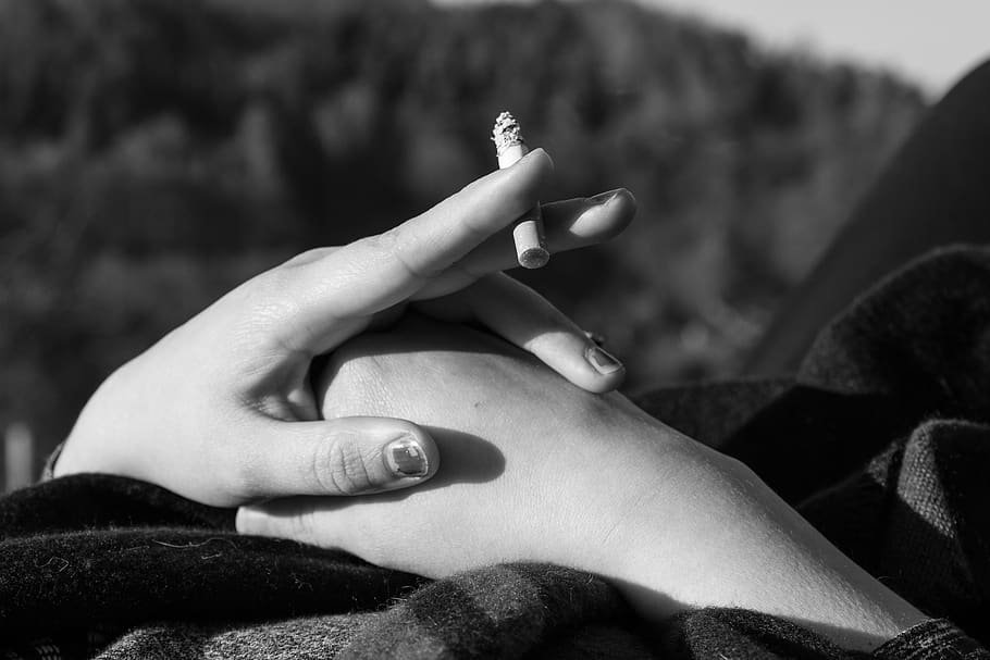 mano, fumar, mujer, niña, pubertad, pulgar, esmalte de uñas, descanso, mano humana, parte del cuerpo humano
