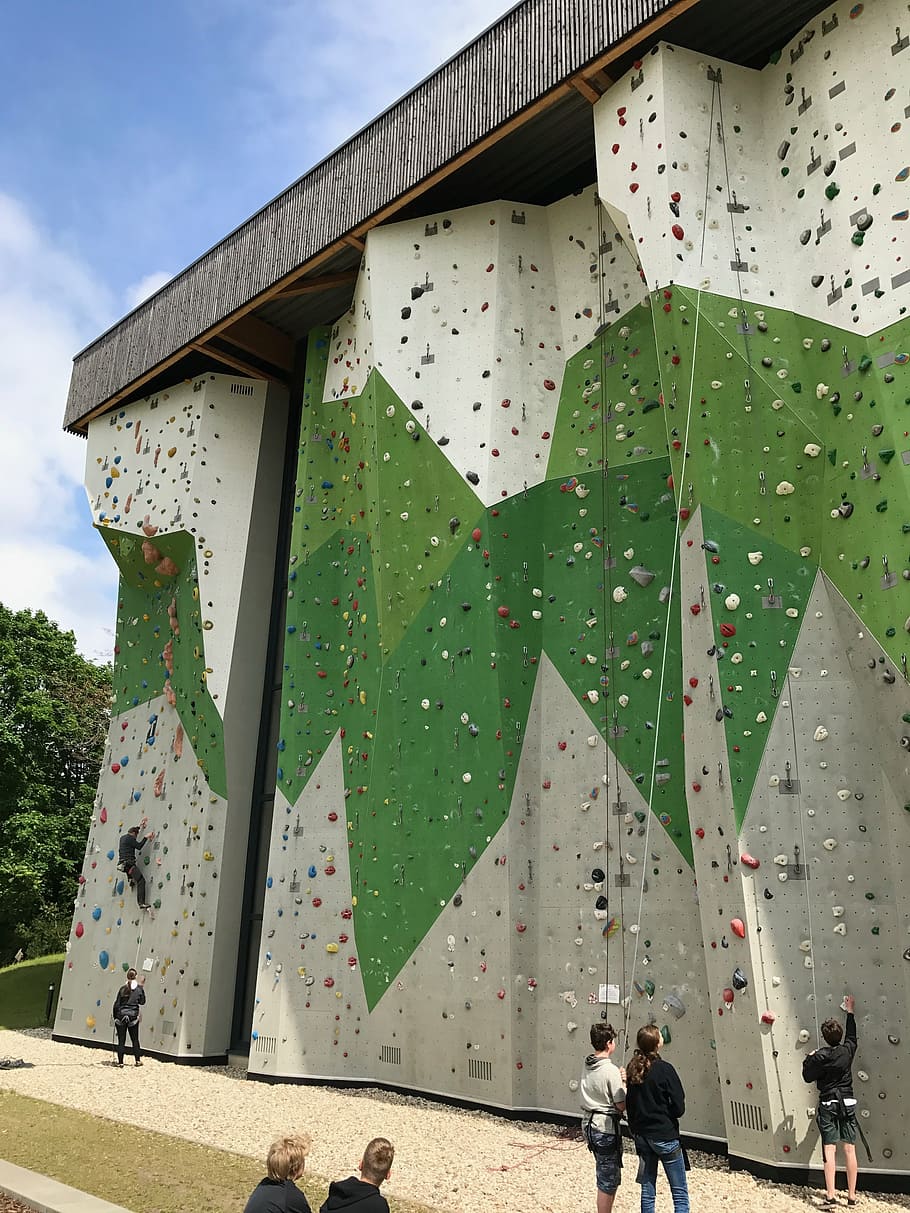 climbing wall, outdoor, climb, sporty, real people, women, leisure activity, group of people, lifestyles, architecture