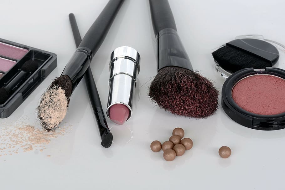 beberapa macam kosmetik, kosmetik, eye shadow, rouge, kuas, lipstik, make up, kecantikan, kemerahan, pipi