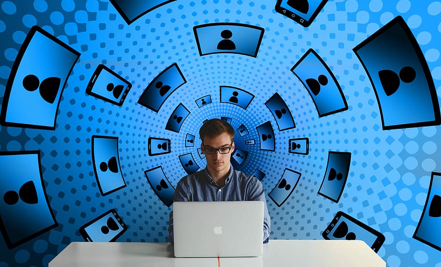 homem, sentado, mesa, azul, fundo, usando, computador portátil, empreendedor, começo, arranque