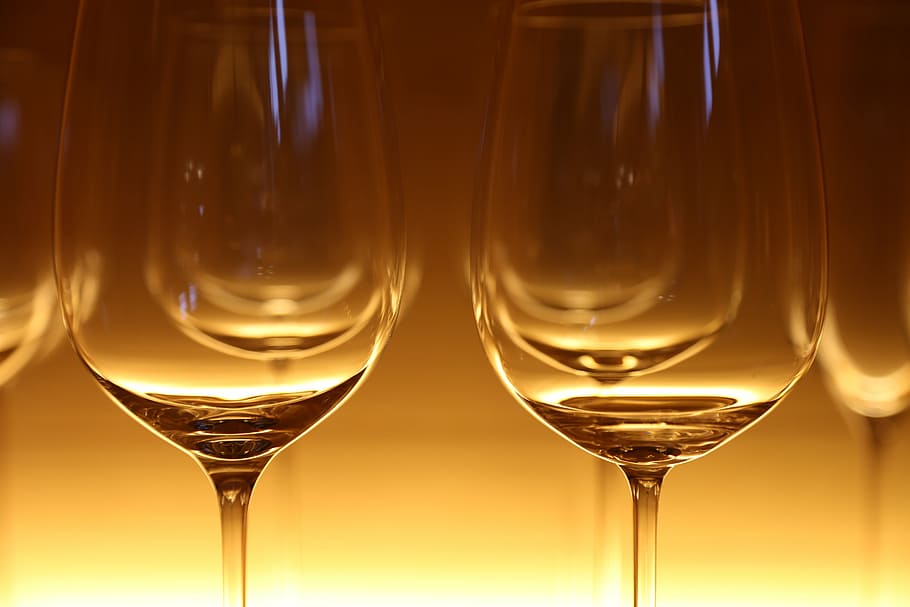 clear wine glasses, glasses, wine glasses, eat, restaurant, dinner, cocktail, alcoholic beverages, beverages, glass