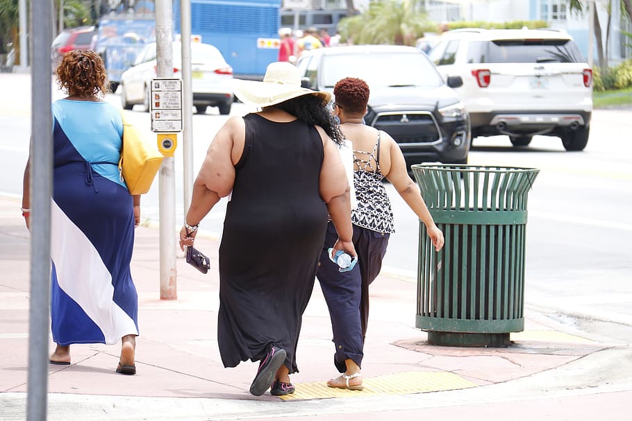 wanita, mengenakan, hitam, gaun tanpa lengan, berjalan, siang hari, obesitas, gemuk, ahli gizi, kota