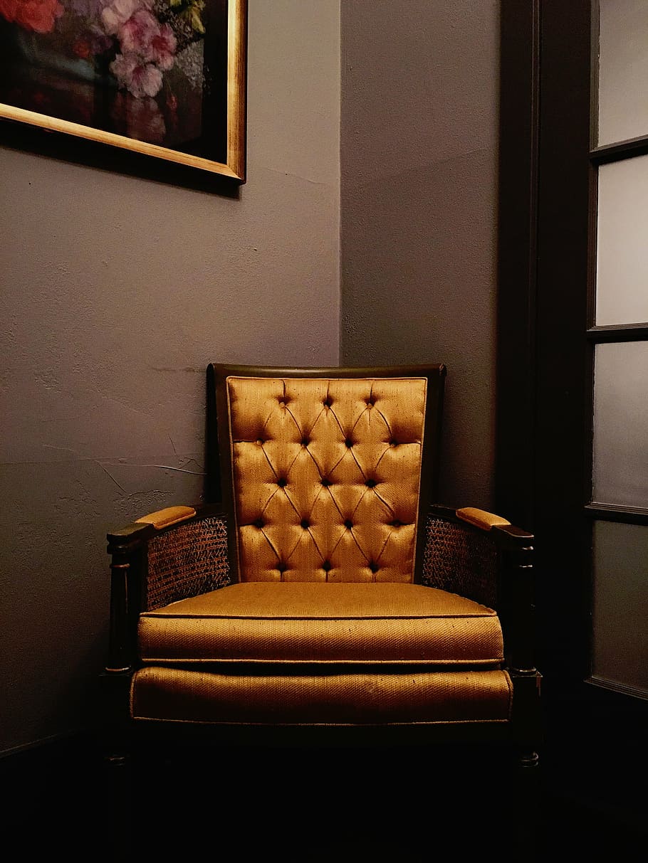 tufado, amarelo, poltrona, ao lado, cinza, parede, interior, cadeira, almofada, ouro