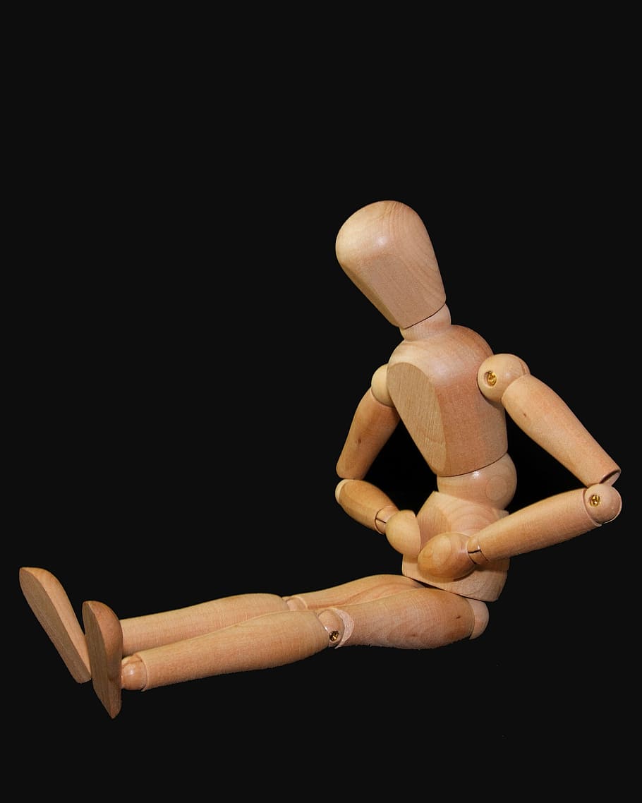 figura, hombre, sentarse, dolor de estómago, muñeca, holzfigur, representación humana, foto de estudio, fondo negro, interior