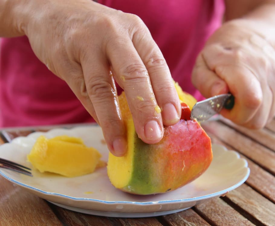mango, mano, fruta, corte, cuchillo, dulce, delicioso, pegajoso, mano humana, comida