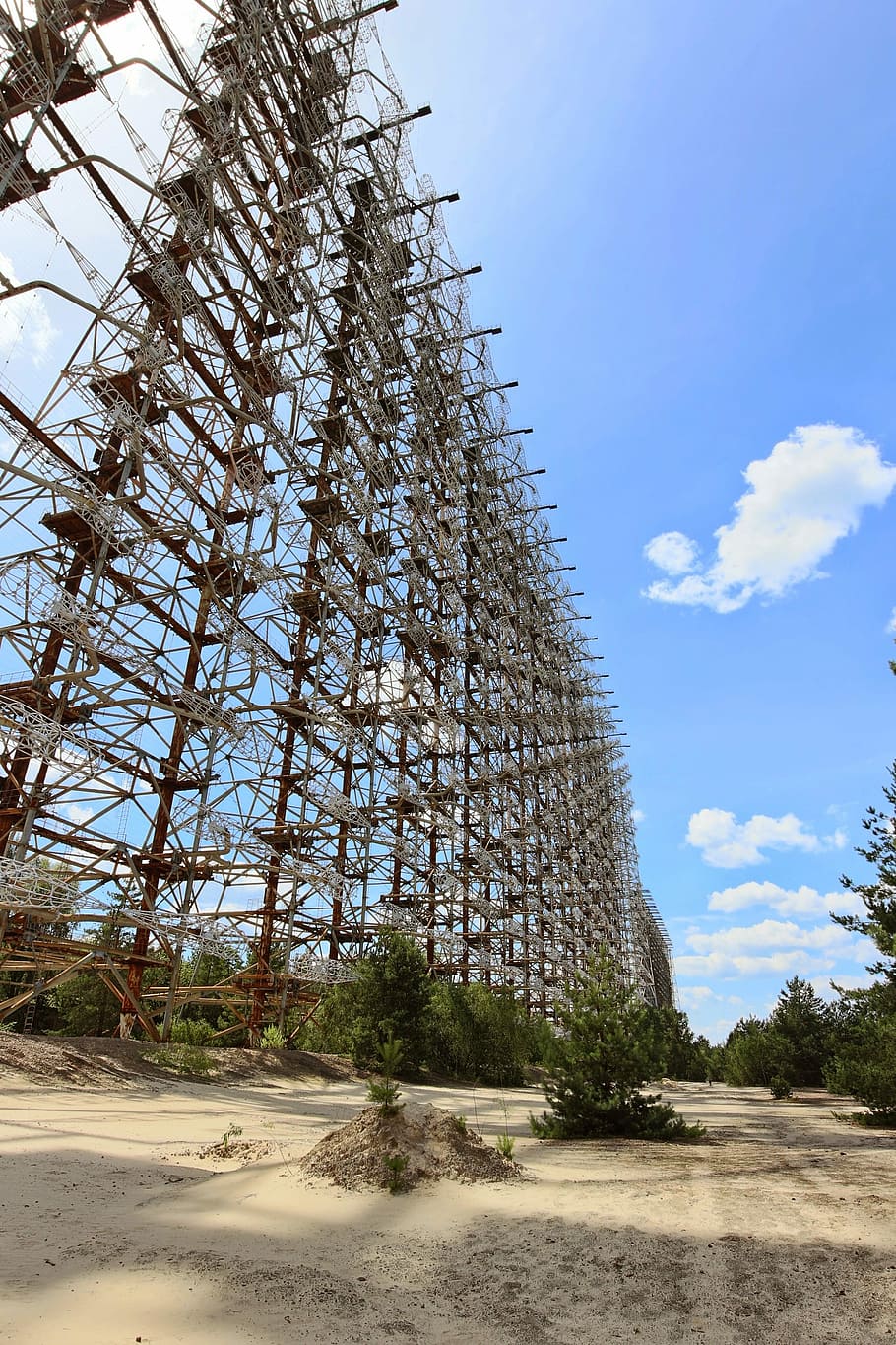 Chernobyl, Pripyat, Tenaga Nuklir, langit, awan - langit, hari, tidak ada orang, pohon, pemandangan sudut rendah, tanaman