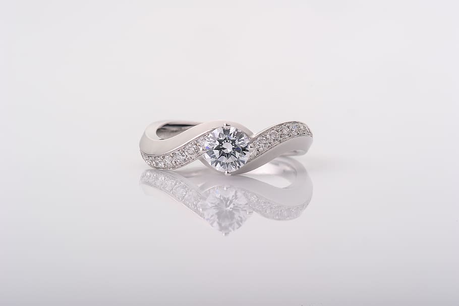 anel, anel de diamante, anel de casamento, jóias, diamante - pedra preciosa, riqueza, fundo branco, tiro do estúdio, luxo, único objeto
