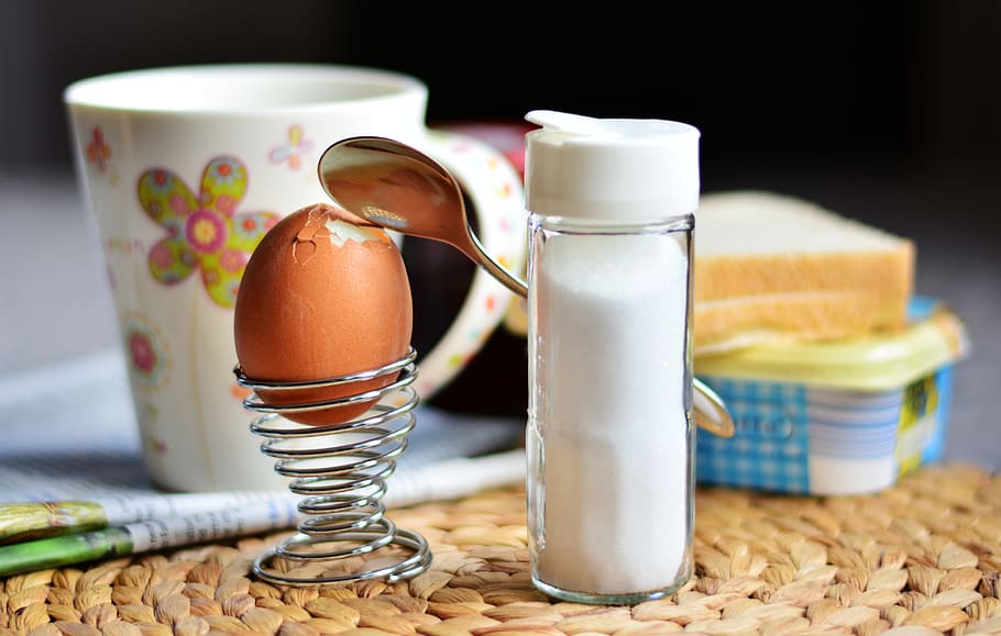 suporte de ovo em espiral de prata, colocado, ao lado de saleiro, ovo, ovo de galinha, ovo de café da manhã, ajuste de lugar de peça inicial, café da manhã, saleiro, sal