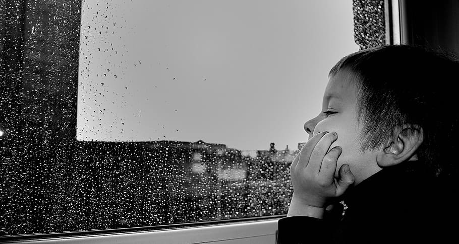 fotografía en escala de grises, niño, mirando, lluvia, ventana, niños, triste, aburrido, ver, aburrimiento