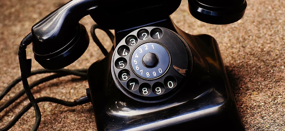 黒の回転式電話, 電話, 古い, 1955年に建てられた, ベークライト, ポスト, ダイヤル, 電話の受話器, 通信, 昔ながらの