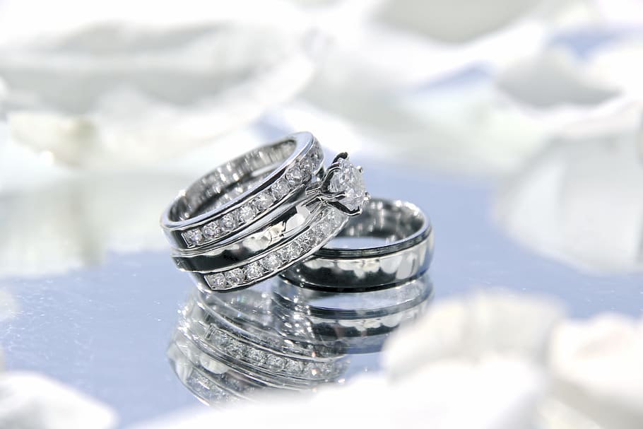 plateado, nupcial, anillo, conjunto, superficie de vidrio, anillos de bodas, LGBT, matrimonio, boda, amor