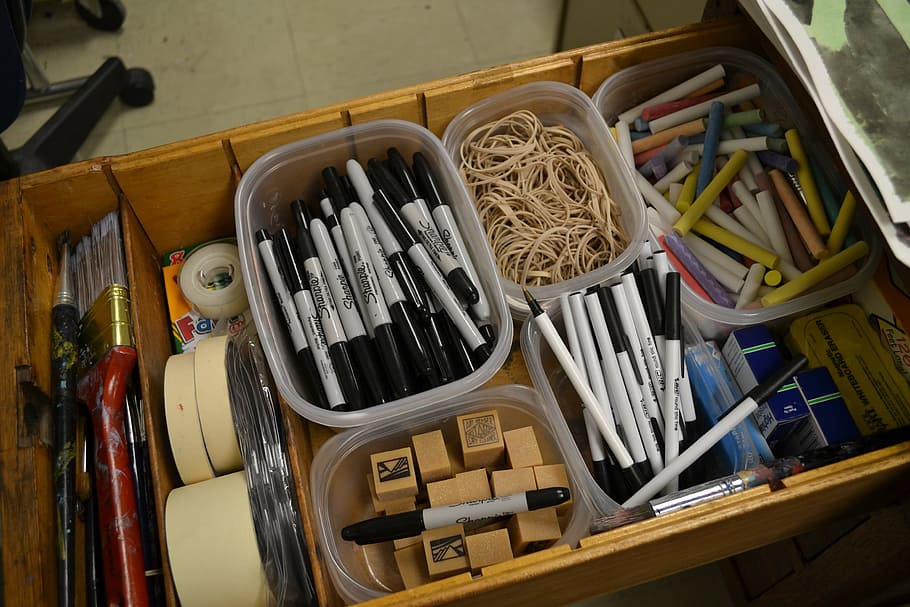 lote de marcadores de colores variados, cajón, marcadores, borradores, escritorio, suministros de arte, suministros, aula, educación, contenedor
