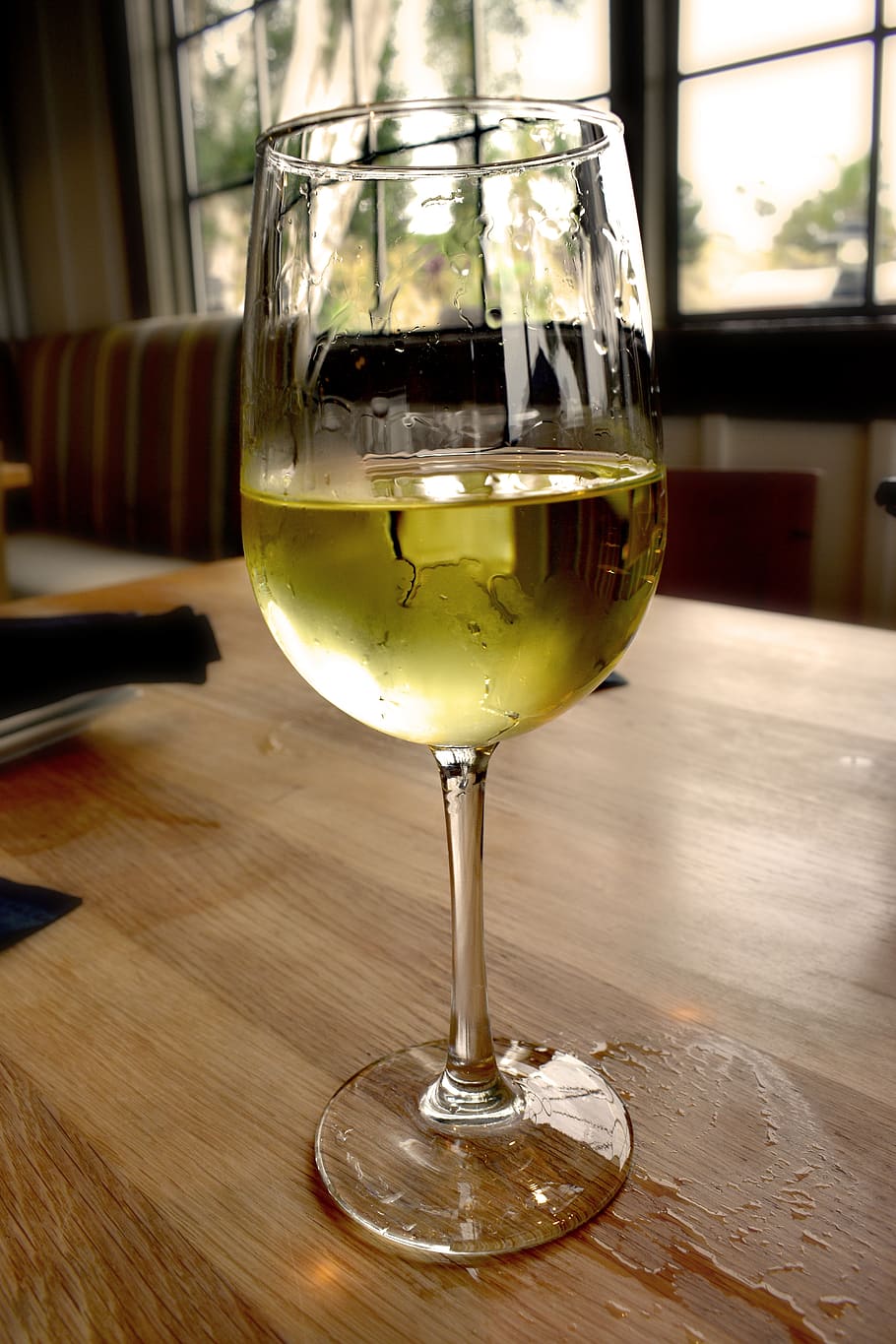 white wine, drink, glass, drinks, alcohol, grapes, liquid, white, restaurant, bottle