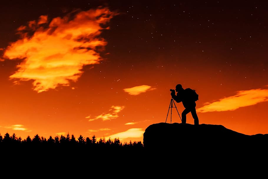 foto de silhueta, pessoa, em pé, penhasco, usando, paisagem, câmera, silhueta, fotógrafo, noite